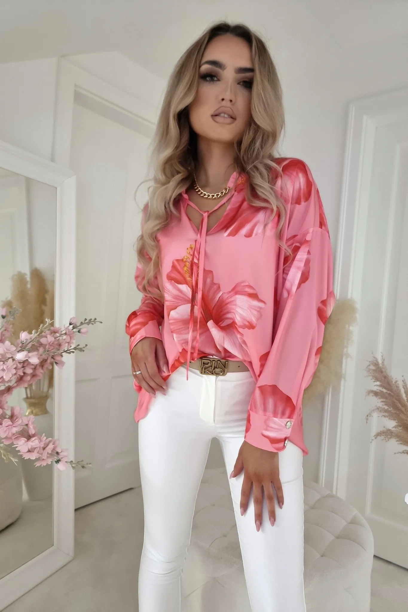 Blusa ampia in viscosa rosa a fantasia floreale con scollo a V allacciabile