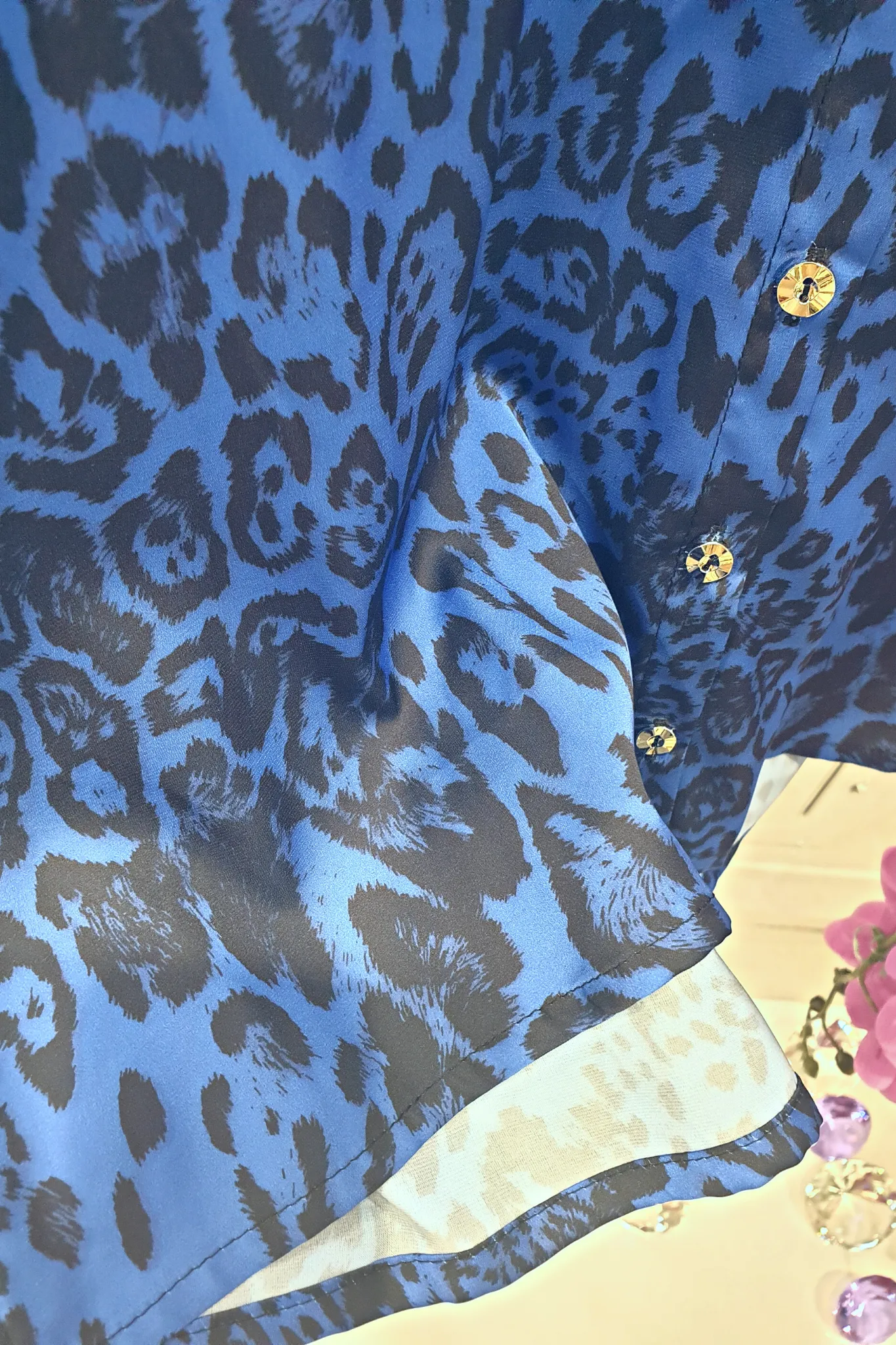 Camicia elegante a fantasia leopardata blu con maniche a sbuffo e bottoni gioiello