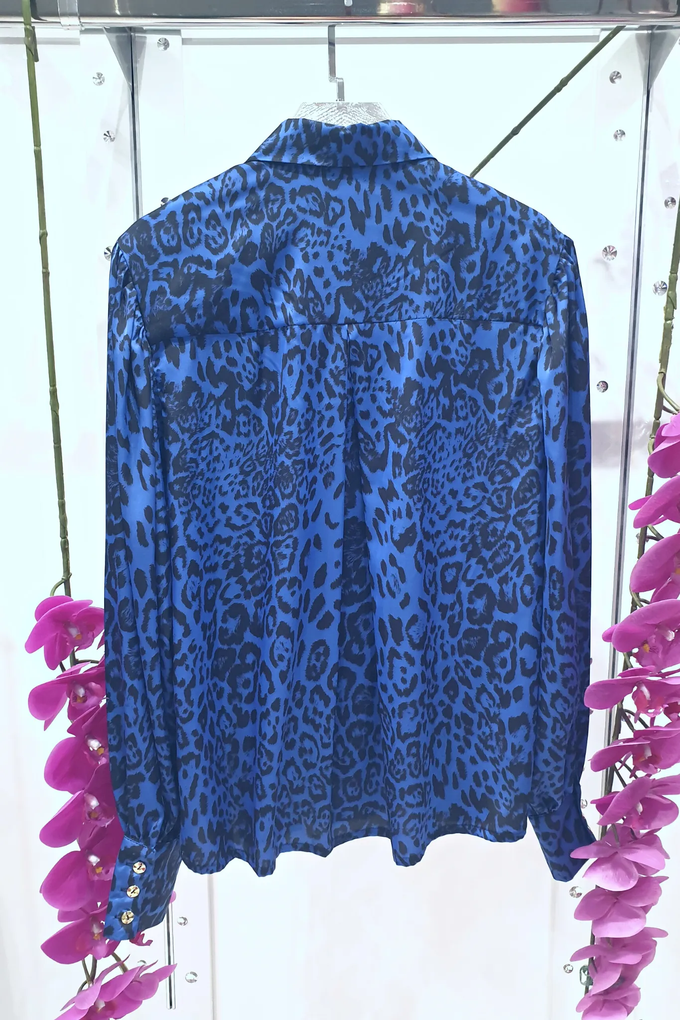 Camicia elegante a fantasia leopardata blu con maniche a sbuffo e bottoni gioiello